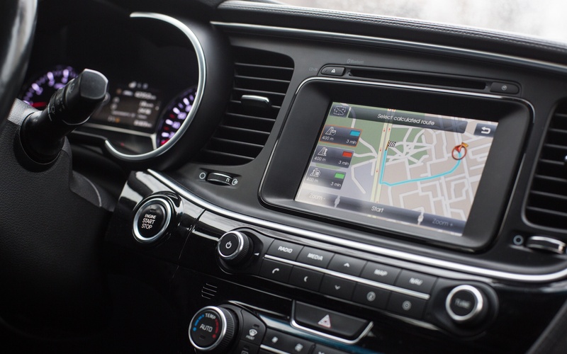 A GPS displaying a short route in a clean car with a black dashboard. There is a start button at the bottom of the screen.